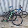 2 PIECE MIXED BIKE LOT CONTAINING 1 X TREK MOUNTAIN BIKE - 18 INCH FRAME - 24 GEARS 1 X BOARDMAN BIKE FRAME - WITH SPARE WHEELS