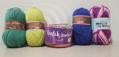 100 X BRAND NEW STYLE CRAFT KNITTING YARNS IN VARIOUS COLOURS IE HEDGEROW PISTACHIO SEA GRASS LOBELIA SUMMER PUDDING IN VARIOUS SIZES IE APPROX 68 METRES, 295 METRES, 198 METRES AND 550 METRES ETC IN ONE LARGE BAG.