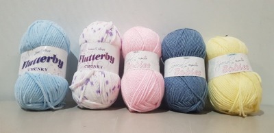 100 X BRAND NEW STYLE CRAFT KNITTING YARNS IN VARIOUS COLOURS IE BABY LEMON, LAPIS, RAINBOW, WHITE IN VARIOUS SIZES IE APPROX 184 METRES, 295 METRES, 280 METRES AND 136 METRES ETC IN ONE BOX