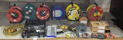 30+ PIECE MIXED TOOL LOT TO INCLUDE 6 X EXTENSION LEADS - CUTTING DISKS -GRINDING DISKS - SANDING DISKS - TITAN HEAT GUN WITH CARRY CASE - DRILL BITS - DE WALT DRILL ETC