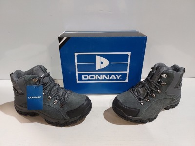 25 X BRAND NEW DONNAY SUEDE HI SN99 BOOTS IN BLACK/GREY , 4 IN SIZE 7 AND 21 IN SIZE 6.5 , ( PLEASE NOTE - WE HAVE SOME MINOR MANUFACTURING IMPERFECTIONS ON EXAMINATION SEE SUPPLEMENTARY IMAGE AND BID ACCORDINGLY)