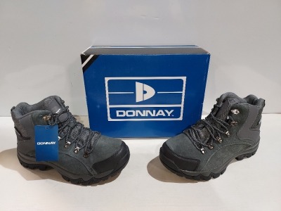 25 X BRAND NEW DONNAY SUEDE HI SN99 BOOTS IN BLACK/GREY IN SIZE 7 , ( PLEASE NOTE - WE HAVE SOME MINOR MANUFACTURING IMPERFECTIONS ON EXAMINATION SEE SUPPLEMENTARY IMAGE AND BID ACCORDINGLY)