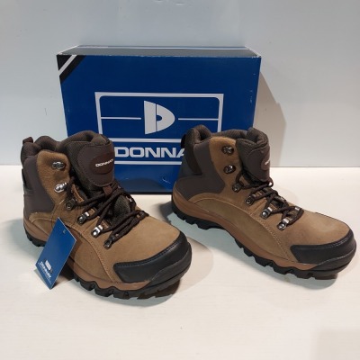25 X BRAND NEW DONNAY SUEDE HI SN99 BOOTS IN BLACK/BROWN , 20 IN SIZE 9, 4 IN SIZE 8 AND 1 IN SIZE 7( PLEASE NOTE - WE HAVE SOME MINOR MANUFACTURING IMPERFETIONS ON EXAMINATION SEE SUPPLEMENTARY IMAGE AND BID ACCORDINGLY)
