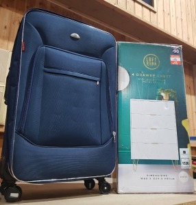 2 X MIXED LOT CONTAINING 1 LOFT STUIDIO 4 DRAWER CHEST WITH GOLD FINISH METAL LEGS IN WHITE IN SIZE W60 X D34 X H91CM , 1 HUNG PHAT SUITCASE IN NAVY