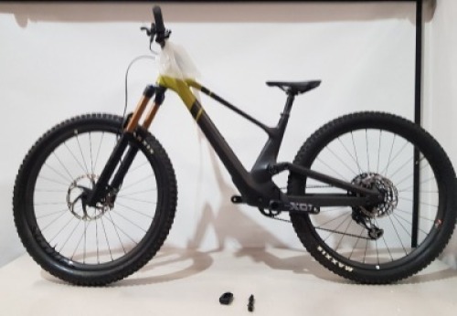 SCOTT GENIUS ST 900 BIKE MODEL: 290148 SIZE: M ORIG RRP &pound;3799 GENIUS CARBON HMX FRAME FOX 36 FLOAT FACTORY GRIP 2 160MM FOX FLOAT X NUDE, TRACLOC, 150MM SRAM X01 EAGLE AXS 12 SPEED SHIMANO XTR 4 PISTON DISC BRAKES MAXXIS FOLDABLE TYRES
