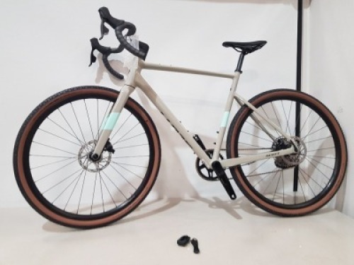 SCOTT SPEEDSTER GRAVEL 10 BIKE MODEL: 293259 SIZE: 56 CM ORIG RRP &pound;2299 SPEEDSTER GRAVEL CARBON FORK SPEEDSTER GRAVEL ALLOY FRAME SHIMANO GRX RX820/610 24 SPEED SYNCROS RACE X25 DISC WHEELS SCHWALBE G-ONE BITE TIRES