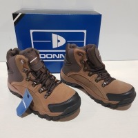 24 X BRAND NEW DONNAY SUEDE HI SN99 BOOTS IN BROWN/BLACK ALL IN SIZE 7 IN 5 BOXES ( PLEASE NOTE - WE HAVE SOME MINOR MANUFACTURING IMPERFECTIONS ON EXAMINATION SEE SUPPLEMENTARY IMAGE AND BID ACCORDINGLY)