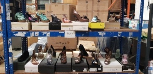 29 X MIXED WOMENS SHOE LOT CONTAINING DOLCE & GABBANA IN BROWN IN SIZE 7.5UK, PAUL SMITH FLEX CALF HEELED WOMENS SHOE IN TURQUOISE AND FLORAL IN SIZE 4UK, MARC JACOBS SUMATRA CALF WOMENS HEELS IN WHITE AND CREAM IN SIZE 7UK, BOURNE WOMENS HEELS IN SNAKE P