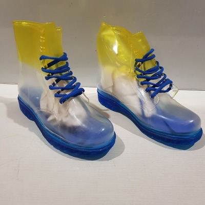 24 X BRAND NEW CLEAR WELLY BOOTS IN BLUE / LEMON IN MIXED SIZES, 2 X SIZE 4, 3 X SIZE 5, 3 X SIZE 6, 3 X SIZE 7 & 1 X SIZE 8 IN TWO BOXES.
