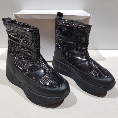 24 X BRAND NEW ANKLE MOON BOOTS IN COLOUR BLACK ALL IN SIZE 3 IN 2 BOXES.