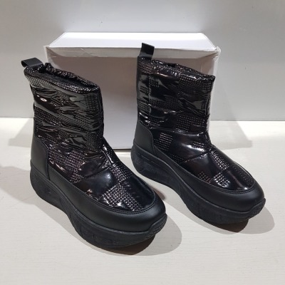 24 X BRAND NEW ANKLE MOON BOOTS IN COLOUR BLACK ALL IN SIZE IN 2 BOXES.