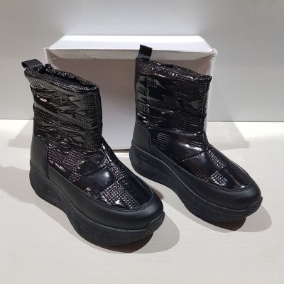 24 X BRAND NEW ANKLE MOON BOOTS IN COLOUR BLACK ALL IN SIZE 6 IN 2 BOXES.