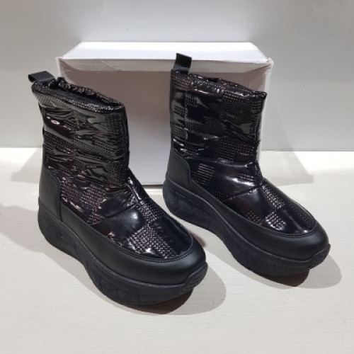 24 X BRAND NEW ANKLE MOON BOOTS IN COLOUR BLACK IN MIXED SIZES CONTAINING 13 IN SIZE 6 , 1 IN SIZE 3 , 10 IN SIZE 7 IN 2 BOXES.