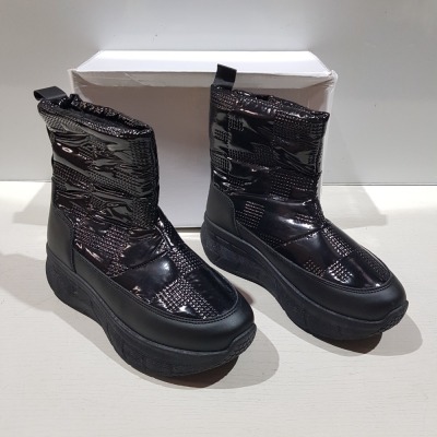 24 X BRAND NEW ANKLE MOON BOOTS IN COLOUR BLACK ALL IN SIZE 7 IN 2 BOXES.