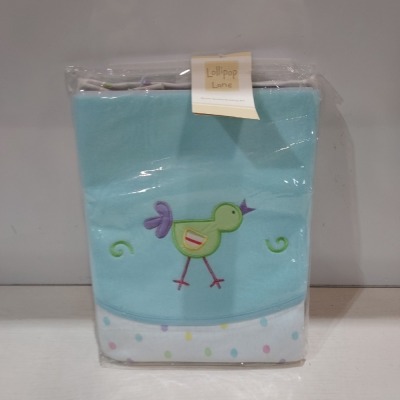 20 X BRAND NEW LOLLIPOP LANE MOSES BASKET BEDDING SET TO INCLUDE REVERSIBLE BLANKET , CRIB FITTED SHEET , SOFT JERSEY BAG IN MULTI COLOUR IN ONE TRAY ( TRAYS NOT INCLUDED)