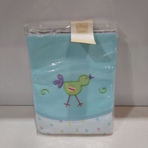 20 X BRAND NEW LOLLIPOP LANE MOSES BASKET BEDDING SET TO INCLUDE REVERSIBLE BLANKET , CRIB FITTED SHEET , SOFT JERSEY BAG IN MULTI COLOUR IN ONE TRAY ( TRAYS NOT INCLUDED)