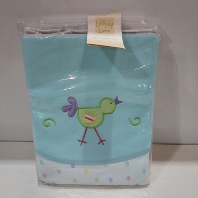 20 X BRAND NEW LOLLIPOP LANE MOSES BASKET BEDDING SET TO INCLUDE REVERSIBLE BLANKET , CRIB FITTED SHEET , SOFT JERSEY BAG IN MULTI COLOUR IN ONE TRAY ( TRAYS NOT INCLUDED)