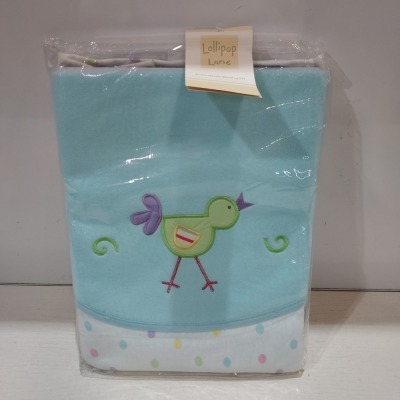 20 X BRAND NEW LOLLIPOP LANE MOSES BASKET BEDDING SET TO INCLUDE REVERSIBLE BLANKET , CRIB FITTED SHEET , SOFT JERSEY BAG IN MULTI COLOUR IN ONE TRAY ( TRAYS NOT INCLUDED)