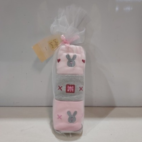 22 X BRAND NEW LOLLIPOP LANE BABY GIFT SETS IN COLOUR PINK/GREY INCLUDES 3 EMBROIDED VESTS IN 1 TRAY (TRAY NOT INCLUDED)