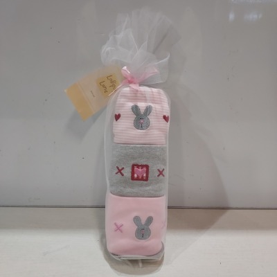 22 X BRAND NEW LOLLIPOP LANE BABY GIFT SETS IN COLOUR PINK/GREY INCLUDES 3 EMBROIDED VESTS IN 1 TRAY (TRAY NOT INCLUDED)