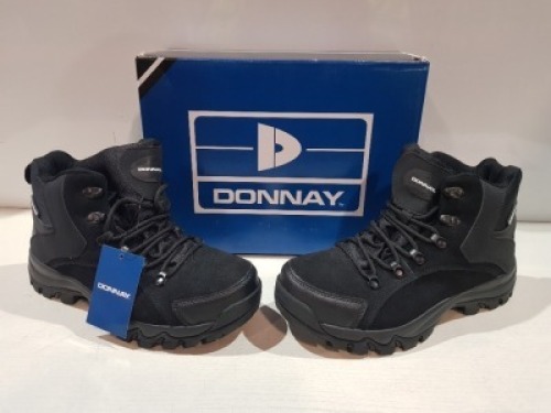 25 X DONNAY SUEDE HI SN99 IN BLACK IN SIZE 7 ( PLEASE NOTE - WE HAVE SOME MINOR MANUFACTURING IMPERFECTIONS ON EXAMINATION SEE SUPPLEMENTARY IMAGE AND BID ACCORDINGLY)