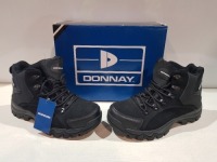 25 X DONNAY SUEDE HI SN99 IN BLACK IN SIZE 8 ( PLEASE NOTE - WE HAVE SOME MINOR MANUFACTURING IMPERFECTIONS ON EXAMINATION SEE SUPPLEMENTARY IMAGE AND BID ACCORDINGLY)