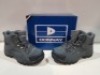 25 X DONNAY SUEDE HI SN99 IN GREY/BLACK IN SIZE 7 ( PLEASE NOTE - WE HAVE SOME MINOR MANUFACTURING IMPERFECTIONS ON EXAMINATION SEE SUPPLEMENTARY IMAGE AND BID ACCORDINGLY)