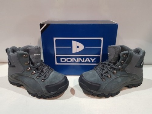 25 X DONNAY SUEDE HI SN99 IN GREY/BLACK IN SIZE 8 ( PLEASE NOTE - WE HAVE SOME MINOR MANUFACTURING IMPERFECTIONS ON EXAMINATION SEE SUPPLEMENTARY IMAGE AND BID ACCORDINGLY)