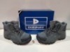 25 X DONNAY SUEDE HI SN99 IN GREY/BLACK IN SIZE 8 ( PLEASE NOTE - WE HAVE SOME MINOR MANUFACTURING IMPERFECTIONS ON EXAMINATION SEE SUPPLEMENTARY IMAGE AND BID ACCORDINGLY)