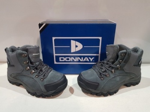 25 X DONNAY SUEDE HI SN99 IN GREY/BLACK IN SIZE 9 ( PLEASE NOTE - WE HAVE SOME MINOR MANUFACTURING IMPERFECTIONS ON EXAMINATION SEE SUPPLEMENTARY IMAGE AND BID ACCORDINGLY)