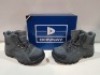 25 X DONNAY SUEDE HI SN99 IN GREY/BLACK IN SIZE 9 ( PLEASE NOTE - WE HAVE SOME MINOR MANUFACTURING IMPERFECTIONS ON EXAMINATION SEE SUPPLEMENTARY IMAGE AND BID ACCORDINGLY)