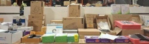 30+ BRAND NEW MIXED OFFICE COMMUNICATION EQUIPMENT LOT CONTAINING POLYCOM CX 500 PHONES , POLYCOM CX 3000 CONFERENCE PHONES , BT 2 DIGITAL CORDLESS HANDSET +ANSWERING MACHINES PHONE , CISCO 5 LINE IP PHONES , BELKIN LAPTOP COOLING STAND ETC ON A FULL SHE