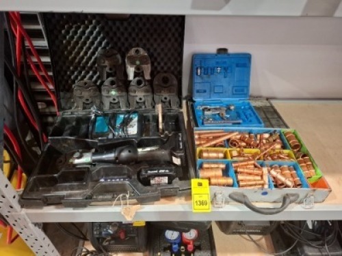 1 X GREENLEE GATOR BATTERY POWERED PIPE CRIMPER (MAP2L19RLSUK ) - INCLUDES VARIOUS SIZE GATOR ATTACHMENTS ( MAKITA BATTERYS AND CHARGER ) / ALSO TO INCLUDE 1 TRAY OF VARIOUS COPPER PRESS FITTINGS