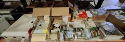FULL BAY OF MIXED ELECTRICAL INDUSTRIAL LOT SIEMENS ISOLATOR SWITCH BOX , 38W TC-DD 4 PIN LAMP , TWIN AND EARTH PLASTIC CABLE CLIPS GREY 10-16MM , ELECTRAK 24 STANDARD UNDERFLOOR BUSBAR 2 POLE + EARTH 32 A UNFUSED HIGH INTEGRITY TAP-OFF 5M , DOUBLE WALL S