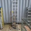 10 PIECE MIXED TOOL LOT CONTAINING 1 X ALLUMINIUM 10 STEP LADDER / RAKES / SHOVELS / BRUSHES ETC -