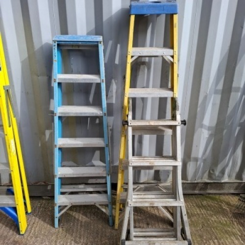 3 PIECE MIXED LADDER LOT CONTAINING 2 X YELLOW FIBREGALSS 5 STEP LADDERS 1 X UNBRANDED PLATFORM LADDER