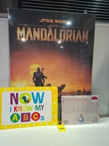 616 X BRAND NEW MIXED LOT CONTAINING 575 NOW I KNOW MY ABC PLACEMATS , 40 DISNEY DESK PLANNERS AND ONE STAR WARS THE MANDALORIAN PICTURE FRAME