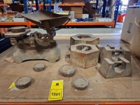 1 X VINTAGE WEIGHING SCALES WITH 10 VARIOUS SIZED WEIGHTS - 20KG - 7LBS - 2LBS - 1LBS ETC