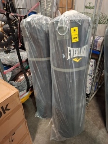 2 X BRAND NEW EVERLAST PUNCHING BAGS 50KG IN BLACK WITH HANGING CHAIN