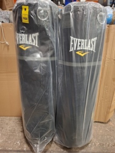 2 X BRAND NEW EVERLAST PUNCHING BAGS 50KG IN BLACK WITH HANGING CHAIN