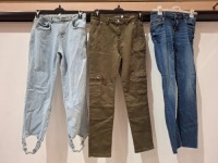 30 X BRAND NEW MIXED WOMENS CLOTHING LOT CONTAINING MINT VELVET JEANS IN DARK GREEN IN SIZE UK 10S , ZARA JEANS IN DARK BLUE IN SIZE 42 , BONOBO DENIM BLUE JEANS IN SIZE 40 ETC IN ONE BOX