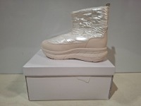 36 X BRAND NEW ANKLE MOON BOOTS IN COLOUR APRICOT ALL IN SIZE 6 IN 3 BOXES.