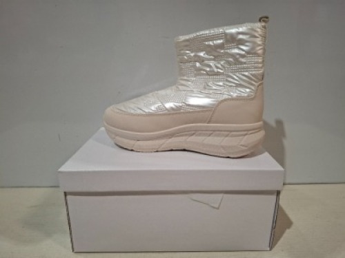 36 X BRAND NEW ANKLE MOON BOOTS IN COLOUR APRICOT ALL IN SIZE 6 IN 3 BOXES.