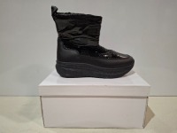 36 X BRAND NEW ANKLE MOON BOOTS IN COLOUR BLACK ALL IN SIZE 6 IN 3 BOXES.