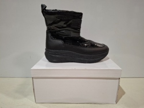 36 X BRAND NEW ANKLE MOON BOOTS IN COLOUR BLACK ALL IN SIZE 5 IN 3 BOXES.