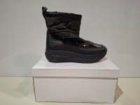 36 X BRAND NEW ANKLE MOON BOOTS IN COLOUR BLACK ALL IN SIZE 4 IN 3 BOXES.