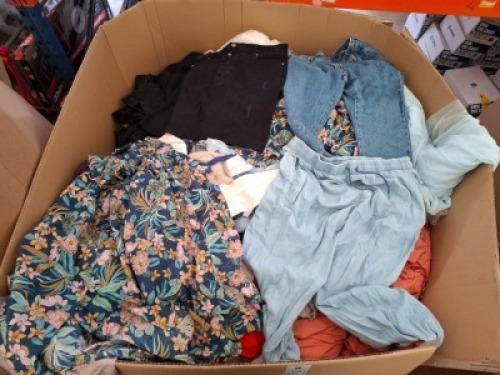 200+ MIXED CLOTHING LOT CONTAINING WOMENS FLORAL DRESS IN UNKNOWN SIZE , DENIM JEANS IN BLUE IN SIZE LARGE/30 , LADIES LONG DRESS FLORAL/BLUE IN SIZE MEDIUM , DENIM SHORTS IN BLACK IN SIZE 48 ETC IN A LARGE PALLET BOX (PLEASE NOTE - DETAGGED AND MARKED/DA