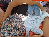 200+ MIXED CLOTHING LOT CONTAINING WOMENS FLORAL DRESS IN UNKNOWN SIZE , DENIM JEANS IN BLUE IN SIZE LARGE/30 , LADIES LONG DRESS FLORAL/BLUE IN SIZE MEDIUM , DENIM SHORTS IN BLACK IN SIZE 48 ETC IN A LARGE PALLET BOX (PLEASE NOTE - DETAGGED AND MARKED/DA