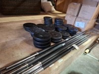 40 X MIXED WEIGHT LIFTING EQUIPMENT LOT CONTAINING 4 EVERLAST CEMENT DUMBELL SET 20KG , 30 LOOSE CEMENT DUMBELLS IN TWO SIZES 2.5KG , 1.25KG AND 6 EVERLAST WEIGHT LIFTING BARS