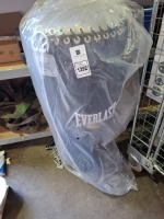 1 X BRAND NEW EVERLAST PUNCHING BAG IN BLACK/GREY COMES WITH HANGING CHAIN